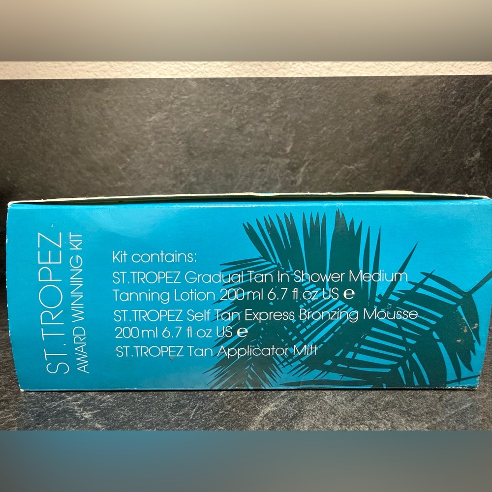St. Tropez Self-Tan Express Kit includes Lotion, Mousse, Glove - Picture 3 of 4